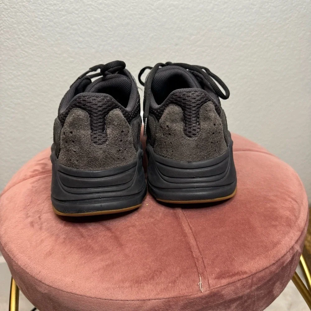 adidas Yeezy Boost 700 Utility Black Gum Men‎ Sneakers Size 10 Black/brown Suede